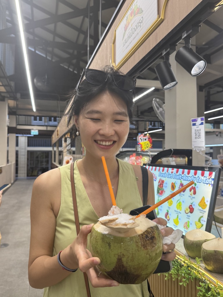 这个椰子不好喝,里面是热的 4/10